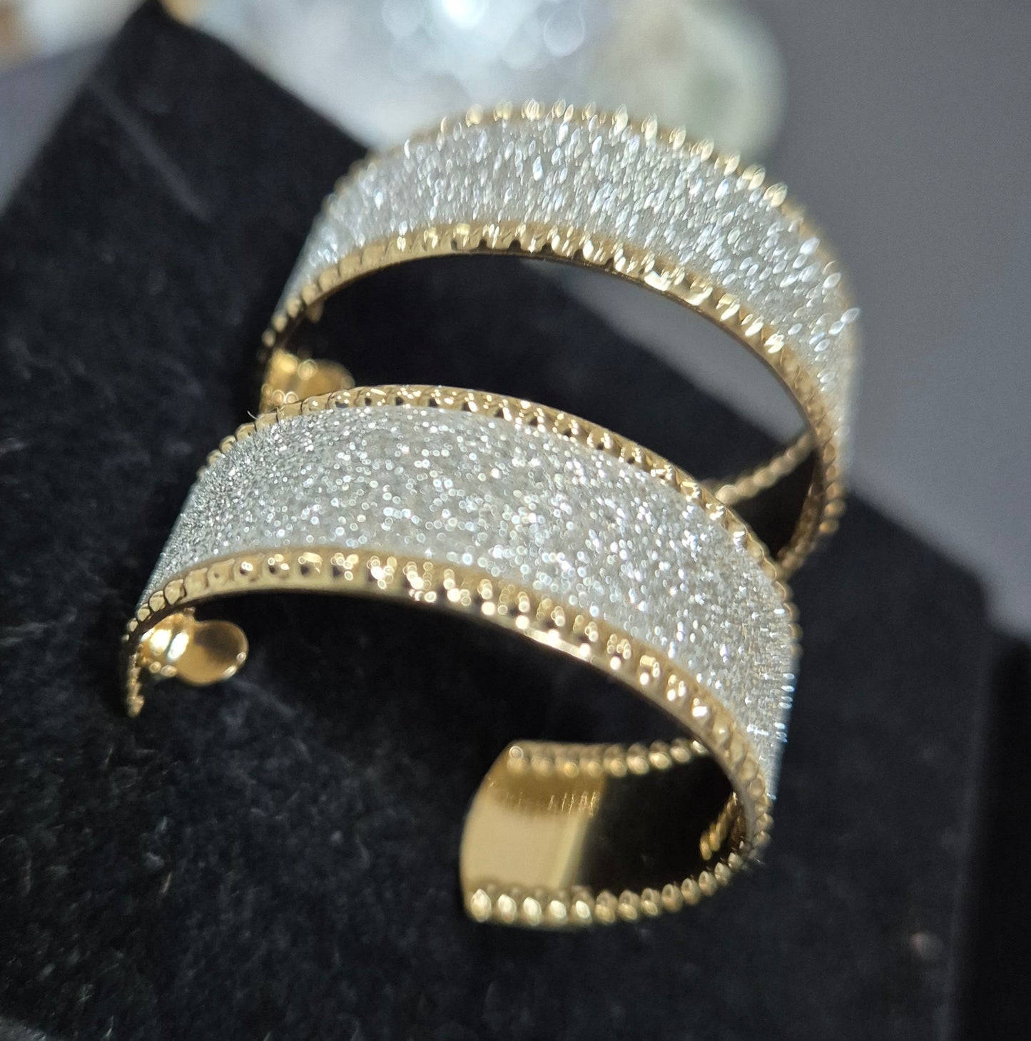 Dual Tone Hoop
