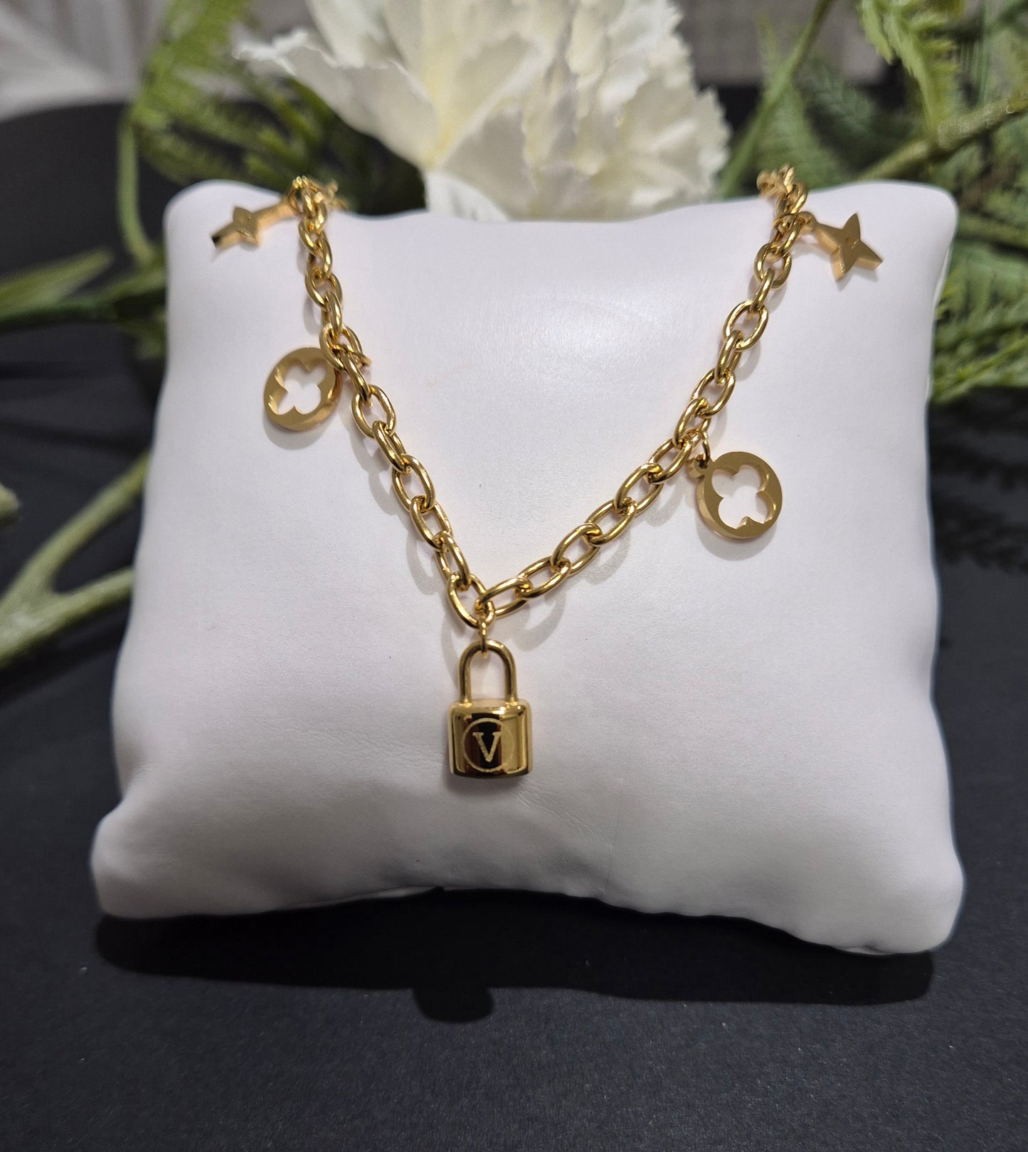 Dangling charm