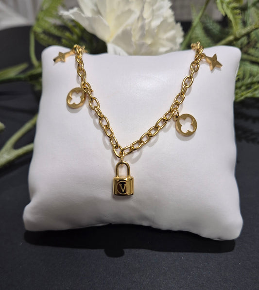 Dangling charm